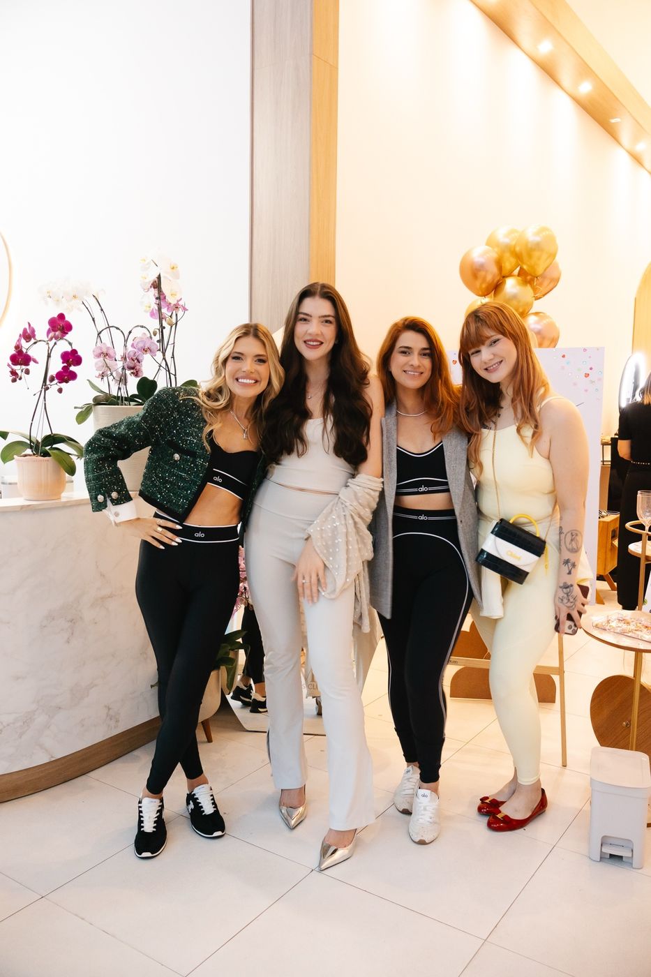 Pessoas reunidas no balcão do clube